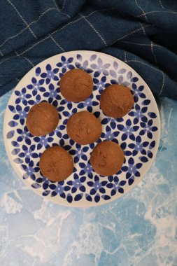 Koyu çikolata parçaları ile tanımlama