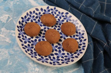 Koyu çikolata parçaları ile tanımlama