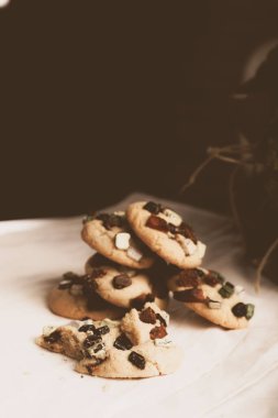 Koyu çikolata parçaları ile tanımlama