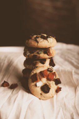 Koyu çikolata parçaları ile tanımlama