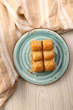 Geleneksel hindistancevizli tatlı baklavası. Ev yapımı fındıklı ve ballı baklava..