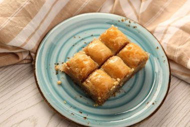 Geleneksel hindistancevizli tatlı baklavası. Ev yapımı fındıklı ve ballı baklava..