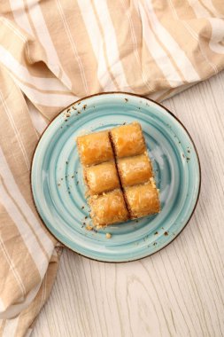Geleneksel hindistancevizli tatlı baklavası. Ev yapımı fındıklı ve ballı baklava..