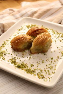 Geleneksel hindistancevizli tatlı baklavası. Ev yapımı fındıklı ve ballı baklava..