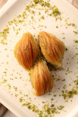 Geleneksel hindistancevizli tatlı baklavası. Ev yapımı fındıklı ve ballı baklava..