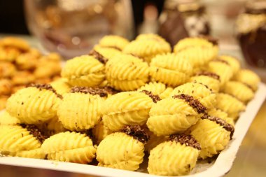 Bir grup çeşit kurabiye. Çikolata parçacıklı, yulaflı, kuru üzümlü, beyaz çikolatalı.