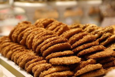 Bir grup çeşit kurabiye. Çikolata parçacıklı, yulaflı, kuru üzümlü, beyaz çikolatalı.