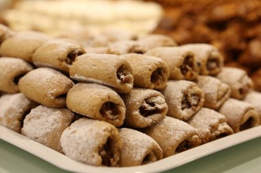 Bir grup çeşit kurabiye. Çikolata parçacıklı, yulaflı, kuru üzümlü, beyaz çikolatalı.