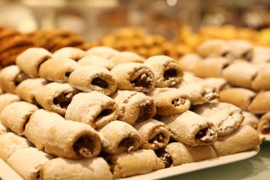 Bir grup çeşit kurabiye. Çikolata parçacıklı, yulaflı, kuru üzümlü, beyaz çikolatalı.