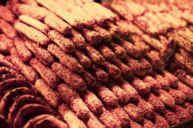 Bir grup çeşit kurabiye. Çikolata parçacıklı, yulaflı, kuru üzümlü, beyaz çikolatalı.