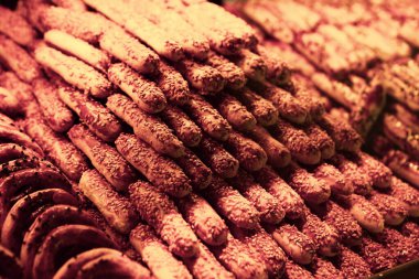 Bir grup çeşit kurabiye. Çikolata parçacıklı, yulaflı, kuru üzümlü, beyaz çikolatalı.