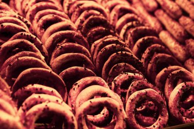 Bir grup çeşit kurabiye. Çikolata parçacıklı, yulaflı, kuru üzümlü, beyaz çikolatalı.