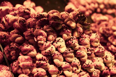 Bir grup çeşit kurabiye. Çikolata parçacıklı, yulaflı, kuru üzümlü, beyaz çikolatalı.