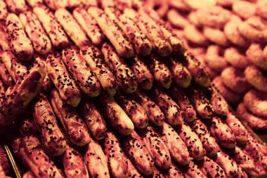 Bir grup çeşit kurabiye. Çikolata parçacıklı, yulaflı, kuru üzümlü, beyaz çikolatalı.