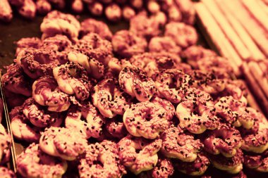 Bir grup çeşit kurabiye. Çikolata parçacıklı, yulaflı, kuru üzümlü, beyaz çikolatalı.