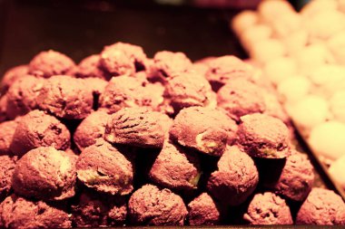 Bir grup çeşit kurabiye. Çikolata parçacıklı, yulaflı, kuru üzümlü, beyaz çikolatalı.