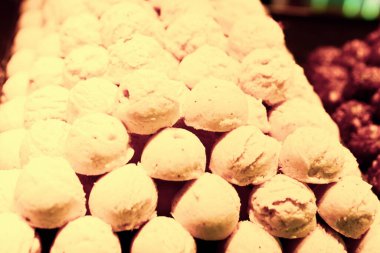 Bir grup çeşit kurabiye. Çikolata parçacıklı, yulaflı, kuru üzümlü, beyaz çikolatalı.