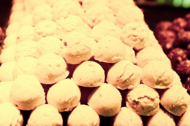 Bir grup çeşit kurabiye. Çikolata parçacıklı, yulaflı, kuru üzümlü, beyaz çikolatalı.