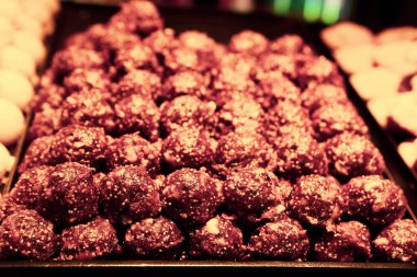 Bir grup çeşit kurabiye. Çikolata parçacıklı, yulaflı, kuru üzümlü, beyaz çikolatalı.