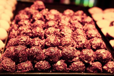 Bir grup çeşit kurabiye. Çikolata parçacıklı, yulaflı, kuru üzümlü, beyaz çikolatalı.