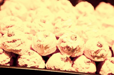 Bir grup çeşit kurabiye. Çikolata parçacıklı, yulaflı, kuru üzümlü, beyaz çikolatalı.