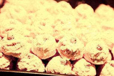 Bir grup çeşit kurabiye. Çikolata parçacıklı, yulaflı, kuru üzümlü, beyaz çikolatalı.