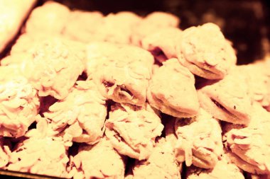 Bir grup çeşit kurabiye. Çikolata parçacıklı, yulaflı, kuru üzümlü, beyaz çikolatalı.