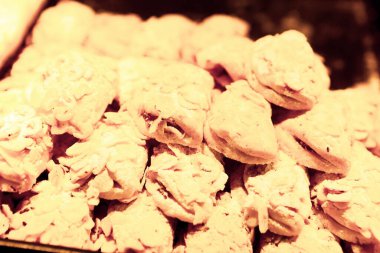 Bir grup çeşit kurabiye. Çikolata parçacıklı, yulaflı, kuru üzümlü, beyaz çikolatalı.