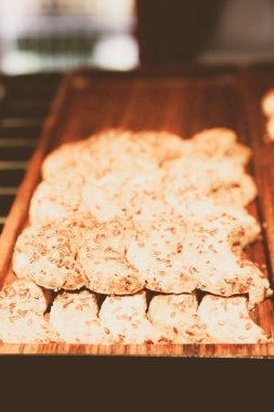 Bir grup çeşit kurabiye. Çikolata parçacıklı, yulaflı, kuru üzümlü, beyaz çikolatalı.