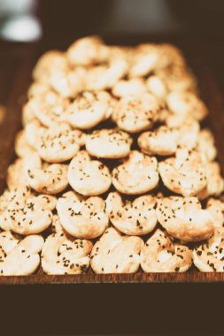 Bir grup çeşit kurabiye. Çikolata parçacıklı, yulaflı, kuru üzümlü, beyaz çikolatalı.