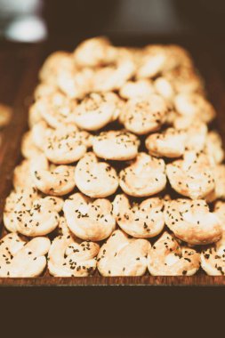 Bir grup çeşit kurabiye. Çikolata parçacıklı, yulaflı, kuru üzümlü, beyaz çikolatalı.