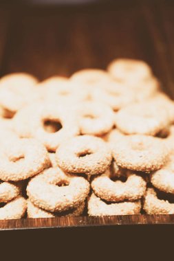 Bir grup çeşit kurabiye. Çikolata parçacıklı, yulaflı, kuru üzümlü, beyaz çikolatalı.