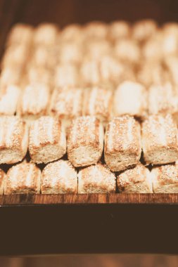 Bir grup çeşit kurabiye. Çikolata parçacıklı, yulaflı, kuru üzümlü, beyaz çikolatalı.