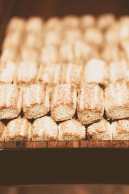 Bir grup çeşit kurabiye. Çikolata parçacıklı, yulaflı, kuru üzümlü, beyaz çikolatalı.