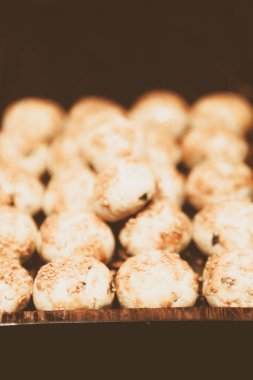 Bir grup çeşit kurabiye. Çikolata parçacıklı, yulaflı, kuru üzümlü, beyaz çikolatalı.