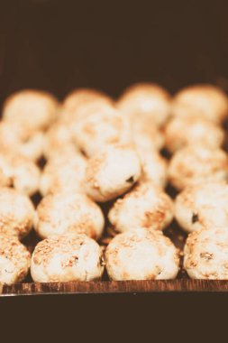 Bir grup çeşit kurabiye. Çikolata parçacıklı, yulaflı, kuru üzümlü, beyaz çikolatalı.