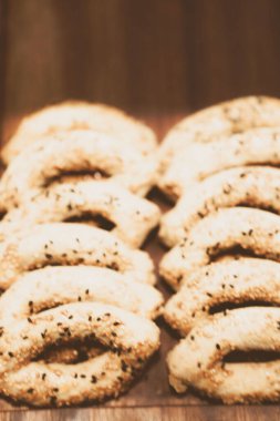 Bir grup çeşit kurabiye. Çikolata parçacıklı, yulaflı, kuru üzümlü, beyaz çikolatalı.