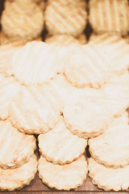 Bir grup çeşit kurabiye. Çikolata parçacıklı, yulaflı, kuru üzümlü, beyaz çikolatalı.