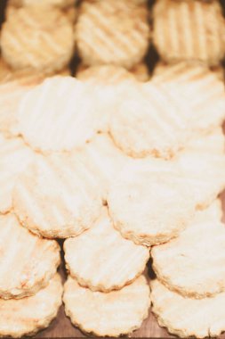 Bir grup çeşit kurabiye. Çikolata parçacıklı, yulaflı, kuru üzümlü, beyaz çikolatalı.