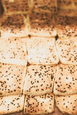 Bir grup çeşit kurabiye. Çikolata parçacıklı, yulaflı, kuru üzümlü, beyaz çikolatalı.