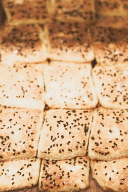 Bir grup çeşit kurabiye. Çikolata parçacıklı, yulaflı, kuru üzümlü, beyaz çikolatalı.