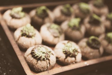 Bir grup çeşit kurabiye. Çikolata parçacıklı, yulaflı, kuru üzümlü, beyaz çikolatalı.