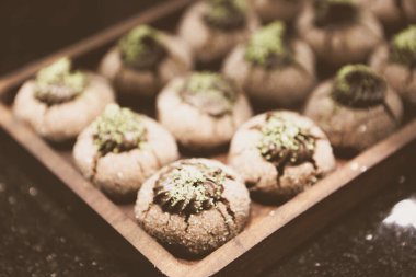 Bir grup çeşit kurabiye. Çikolata parçacıklı, yulaflı, kuru üzümlü, beyaz çikolatalı.