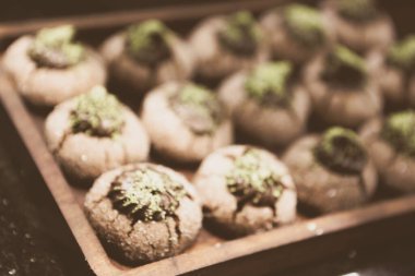 Bir grup çeşit kurabiye. Çikolata parçacıklı, yulaflı, kuru üzümlü, beyaz çikolatalı.