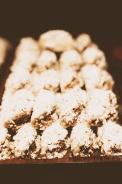 Bir grup çeşit kurabiye. Çikolata parçacıklı, yulaflı, kuru üzümlü, beyaz çikolatalı.