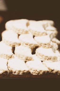 Bir grup çeşit kurabiye. Çikolata parçacıklı, yulaflı, kuru üzümlü, beyaz çikolatalı.