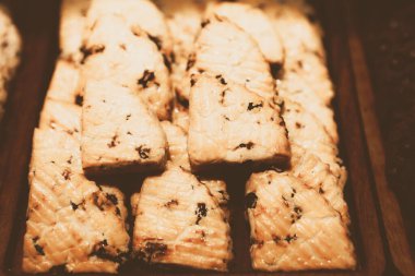 Bir grup çeşit kurabiye. Çikolata parçacıklı, yulaflı, kuru üzümlü, beyaz çikolatalı.