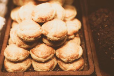 Bir grup çeşit kurabiye. Çikolata parçacıklı, yulaflı, kuru üzümlü, beyaz çikolatalı.