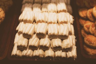 Bir grup çeşit kurabiye. Çikolata parçacıklı, yulaflı, kuru üzümlü, beyaz çikolatalı.