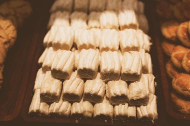 Bir grup çeşit kurabiye. Çikolata parçacıklı, yulaflı, kuru üzümlü, beyaz çikolatalı.